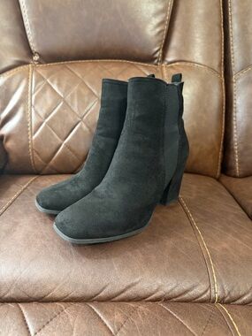 Pierre Dumas Black Ankle Booties Chunky Heel Chelsea Style